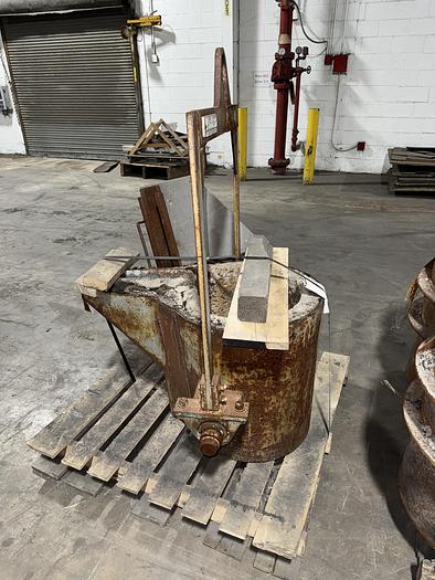 Used MODERN EQUIPMENT GEARED LIP POUR LADLE
