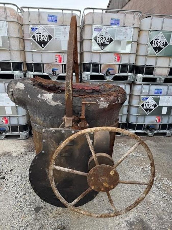 Used MODERN 46" X 46" HT LIP POUR LADLE