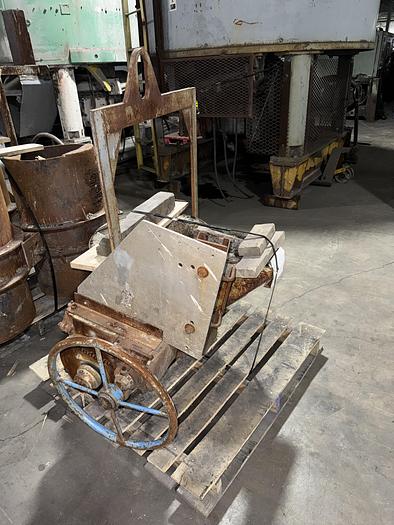 Used MODERN EQUIPMENT GEARED LIP POUR LADLE