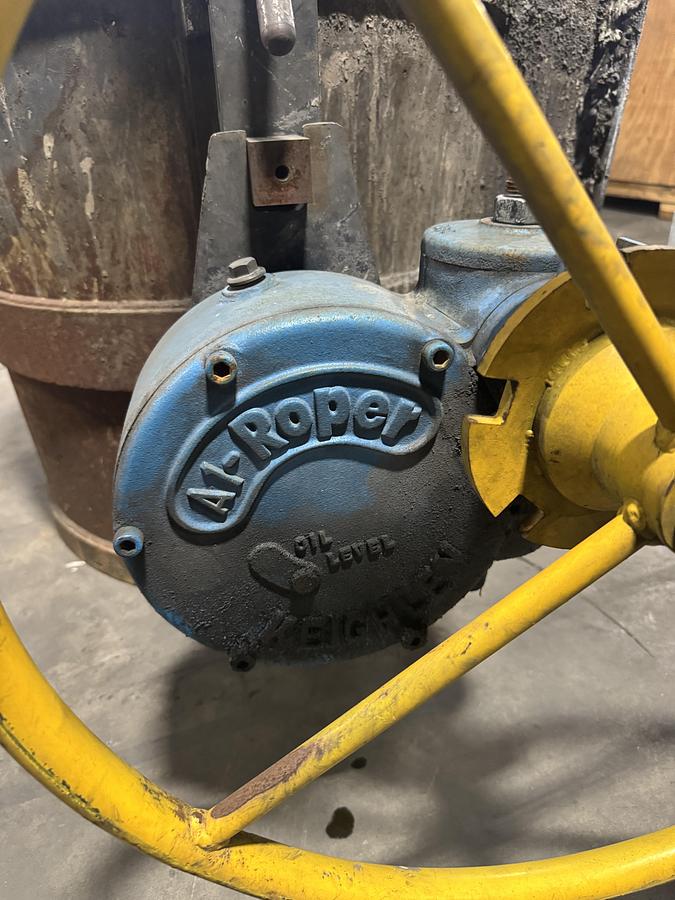 Used ACETARC ESSEX GEARED POURING LADLE