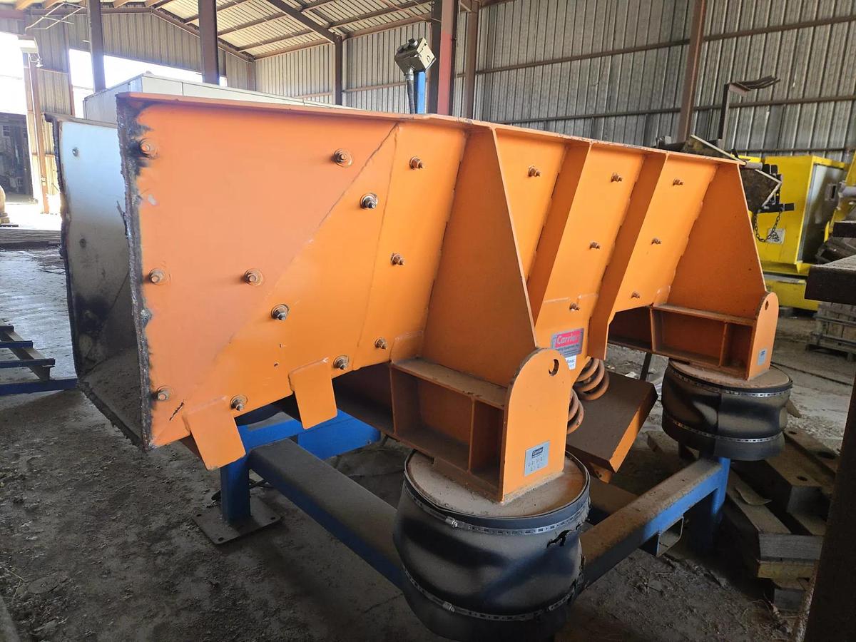 Used CARRIER AMPI-FLOW VIBRATORY FEEDER