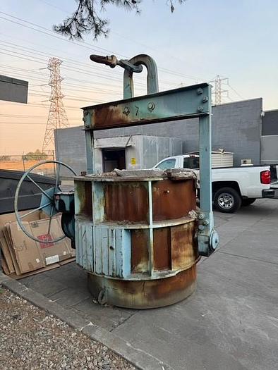 Used MODERN LIP POUR LADLE