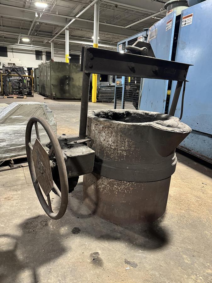 Used MODERN 29" GEAR LIPPOUR LADLE