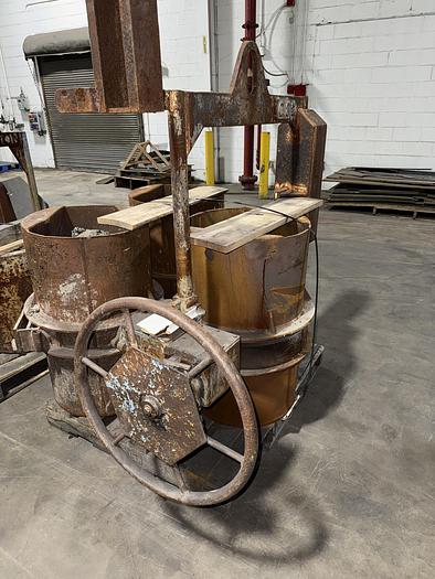 Used MODERN EQUIPMENT GEARED LIP POUR LADLE