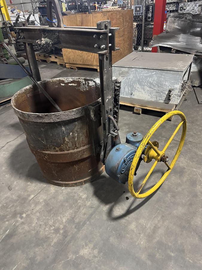Used ACETARC ESSEX GEARED POURING LADLE