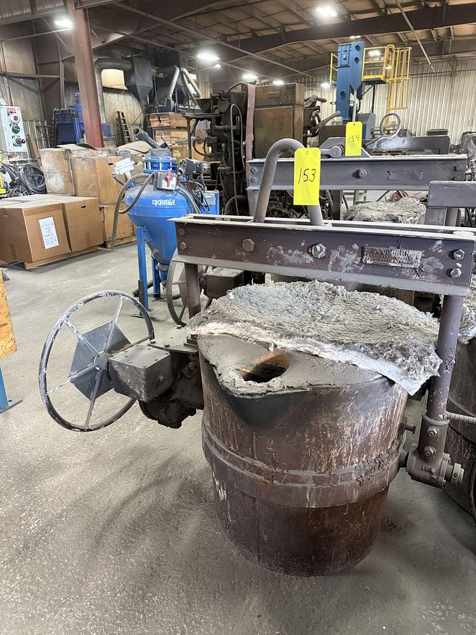 Used MODERN 29" GEAR LIPPOUR LADLE