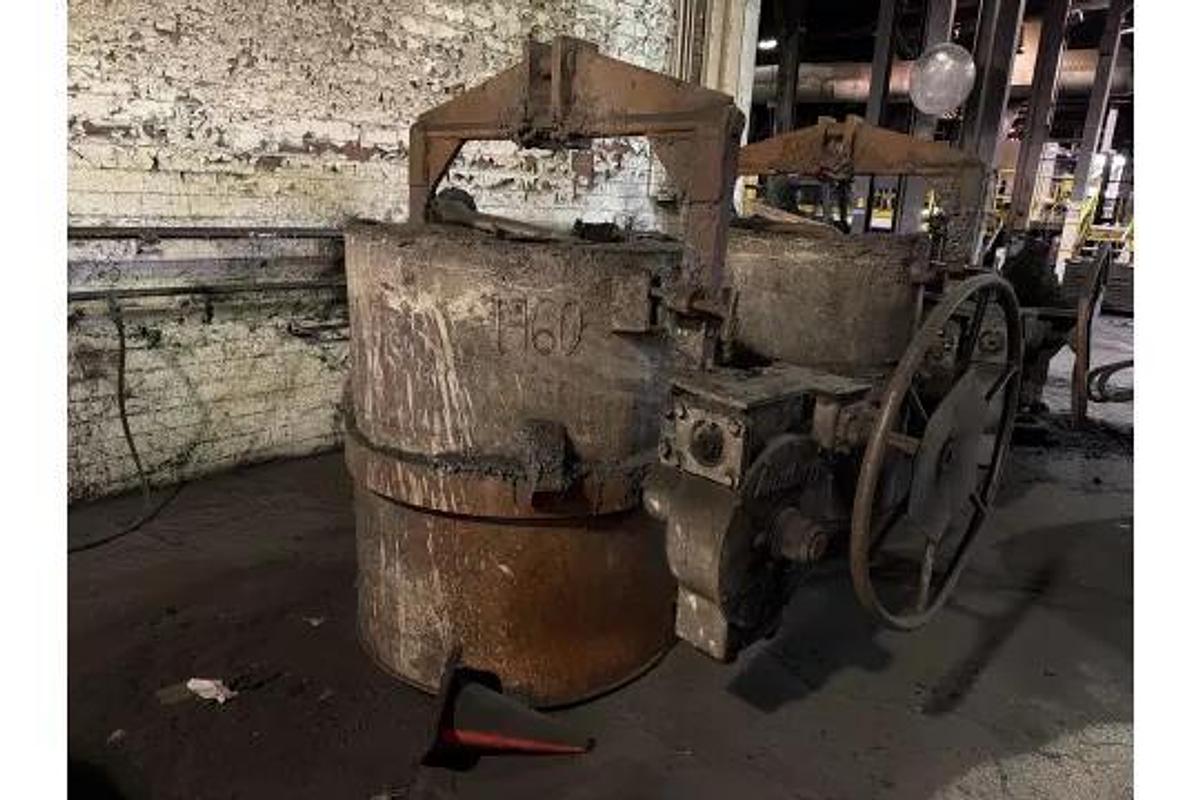 Used LADLES 7-1/2 TON TREATMENT LADLE