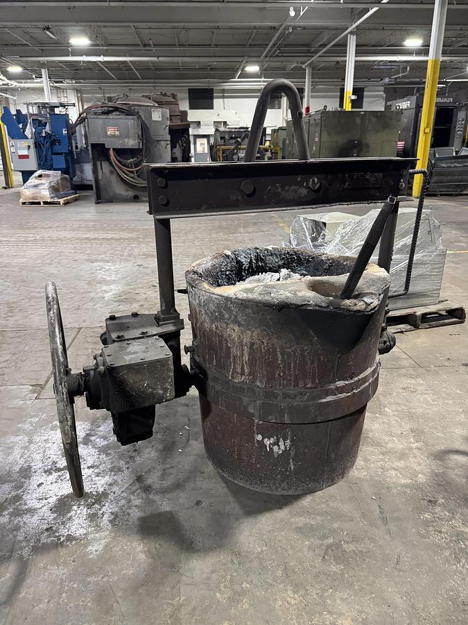 Used MODERN 29" GEAR LIPPOUR LADLE