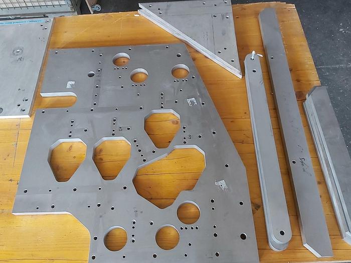 Gebraucht Aluminium Konstruktionsteile, Bleche, Winkel, usw., gemäß Foto, gebraucht