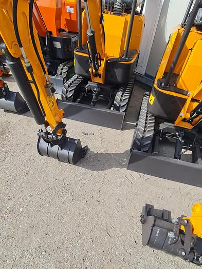 2022 Mini Excavator XN08 - 880 kg.