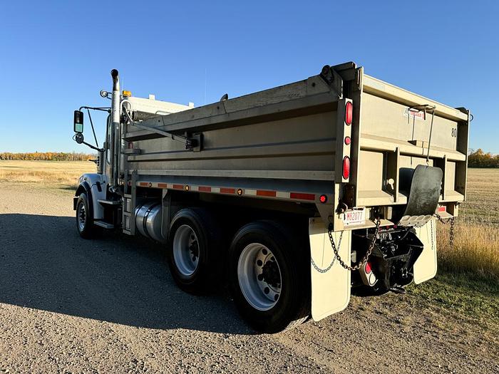 Used 2017 Freightliner 122SD Gravel Dump Truck for Sale - Automatic