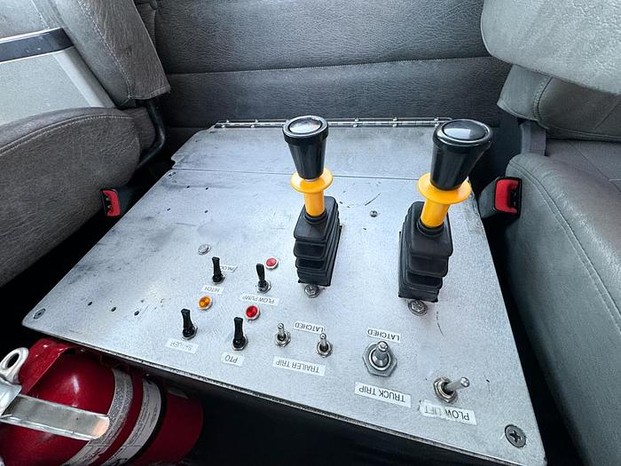 Used 2017 Freightliner 122SD Gravel Dump Truck for Sale - Automatic