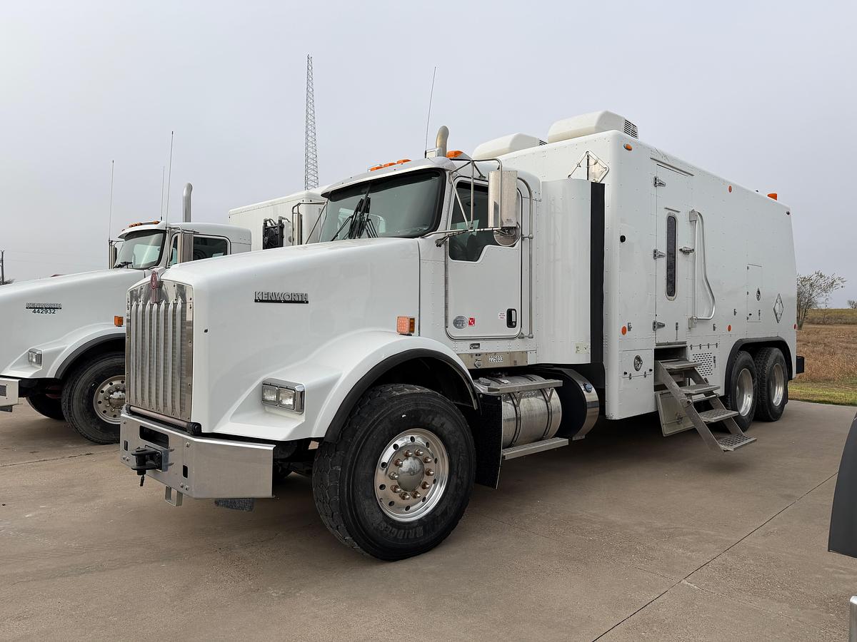 Used 2017 Kenworth T800 Wireline Truck for Sale