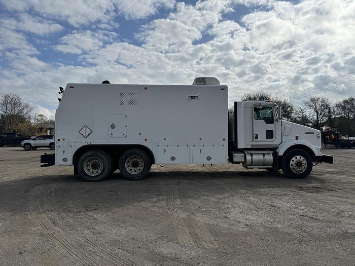 Used 2013 Kenworth T800 Wireline Truck for Sale