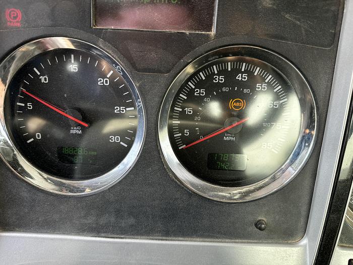 Used 2013 Kenworth T800 Wireline Truck for Sale