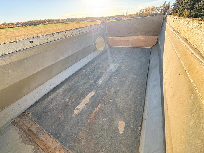 Used 2017 Freightliner 122SD Gravel Dump Truck for Sale - Automatic