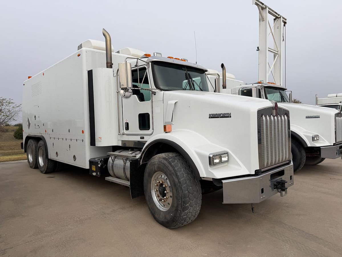 Used 2017 Kenworth T800 Wireline Truck for Sale