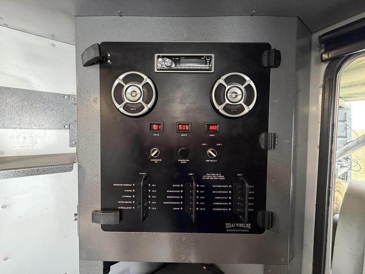 Used 2017 Kenworth T800 Wireline Truck for Sale