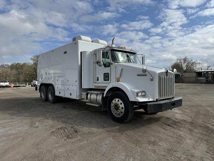 Used 2013 Kenworth T800 Wireline Truck for Sale