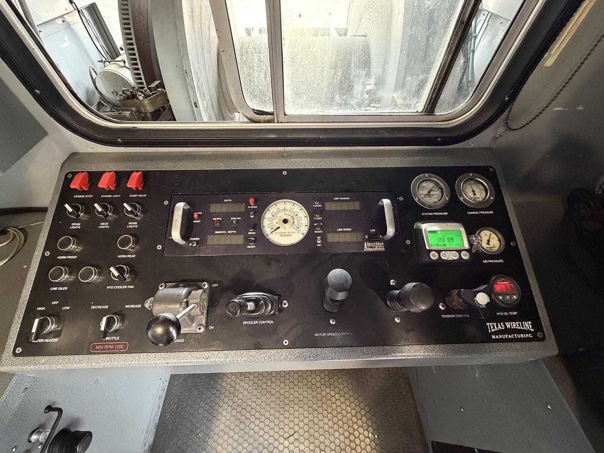 Used 2017 Kenworth T800 Wireline Truck for Sale