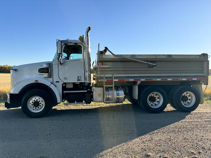 Used 2017 Freightliner 122SD Gravel Dump Truck for Sale - Automatic