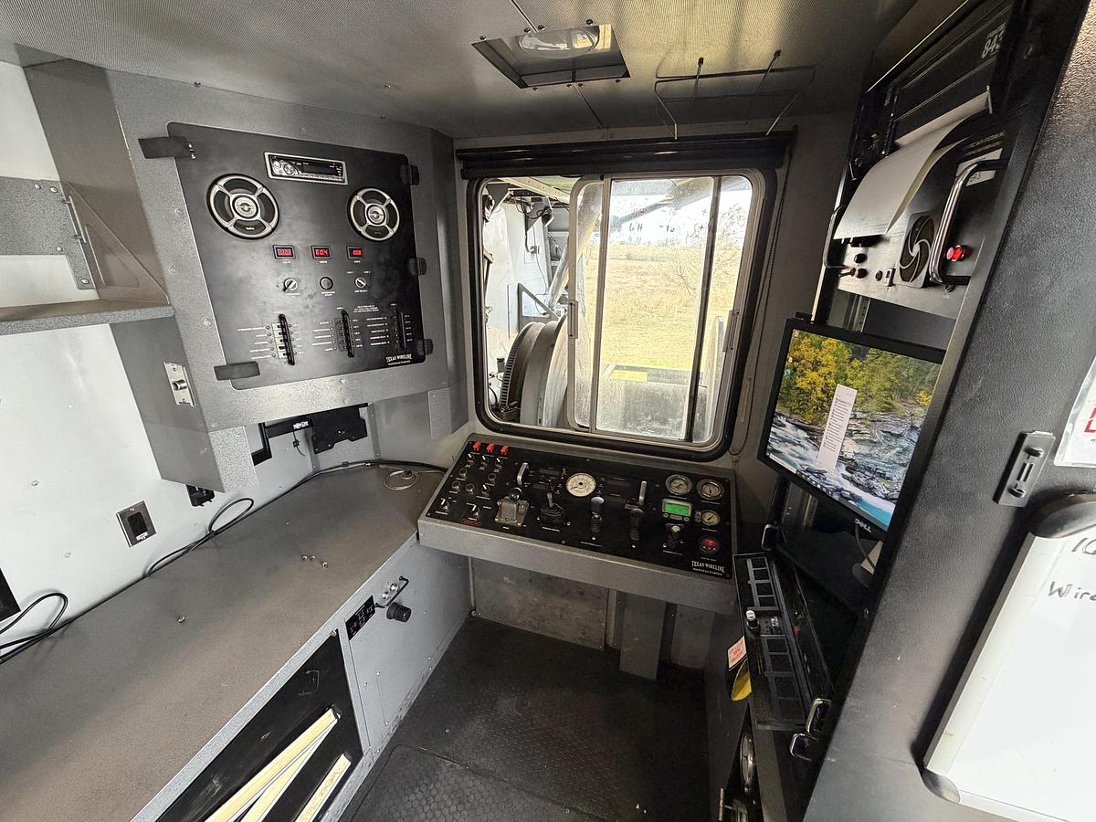 Used 2017 Kenworth T800 Wireline Truck for Sale