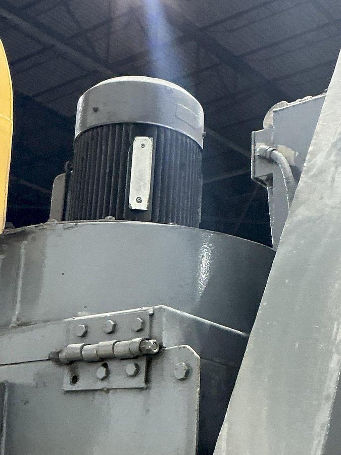 Used 5 CU FT X 15 HP WHEELABRATOR TUMBLAST RUBBER BELT SHOT BLAST CABINET