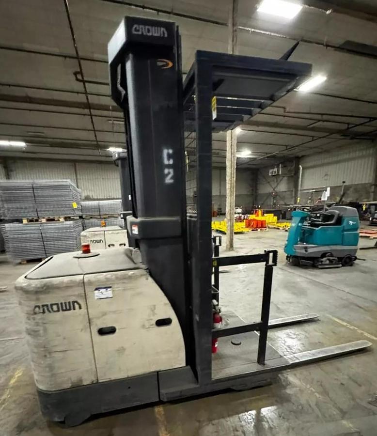 Used 3000 Lb Crown Lift SP 3500 Series Order Picker Electric Type Lift