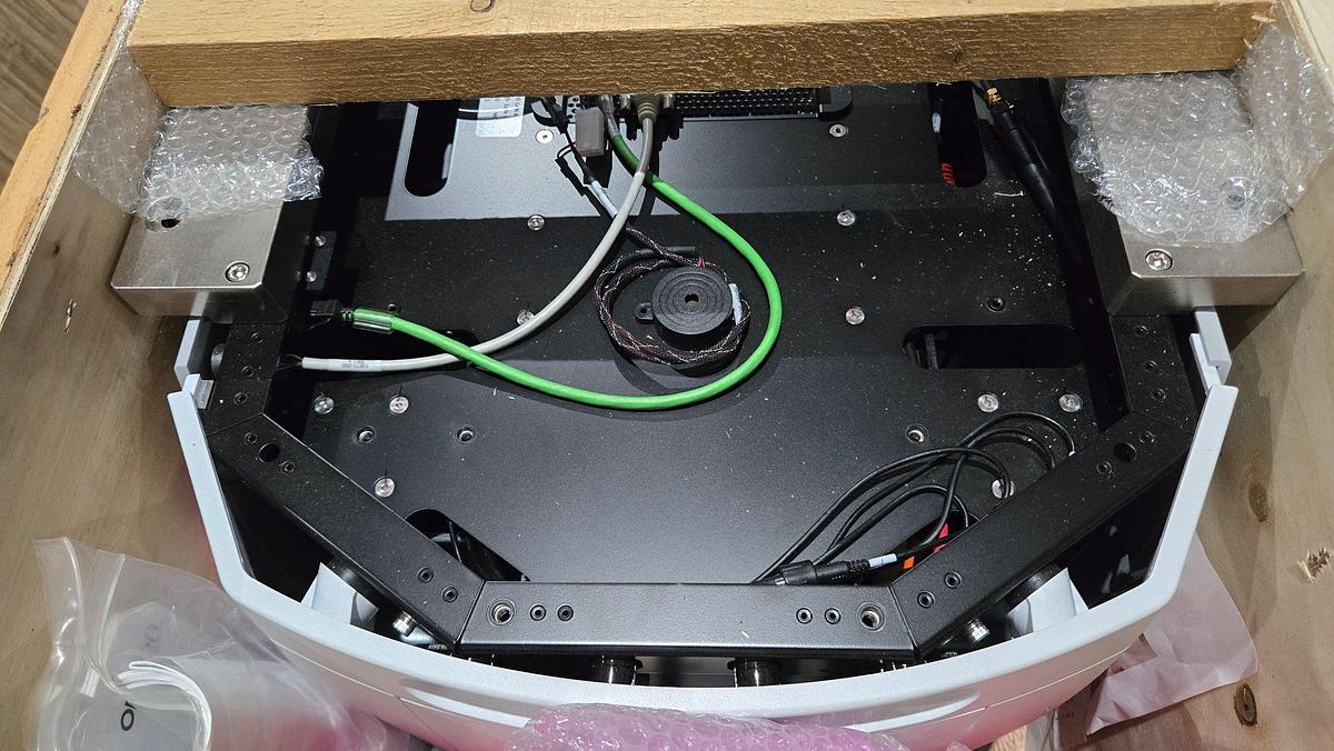 OMRON LD-90X SELF NAVIGATING AUTONOMOUS ROBOT NEW