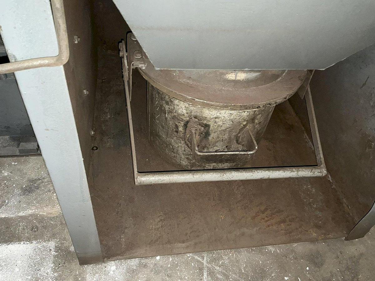 Used 5 CU FT X 15 HP WHEELABRATOR TUMBLAST RUBBER BELT SHOT BLAST CABINET