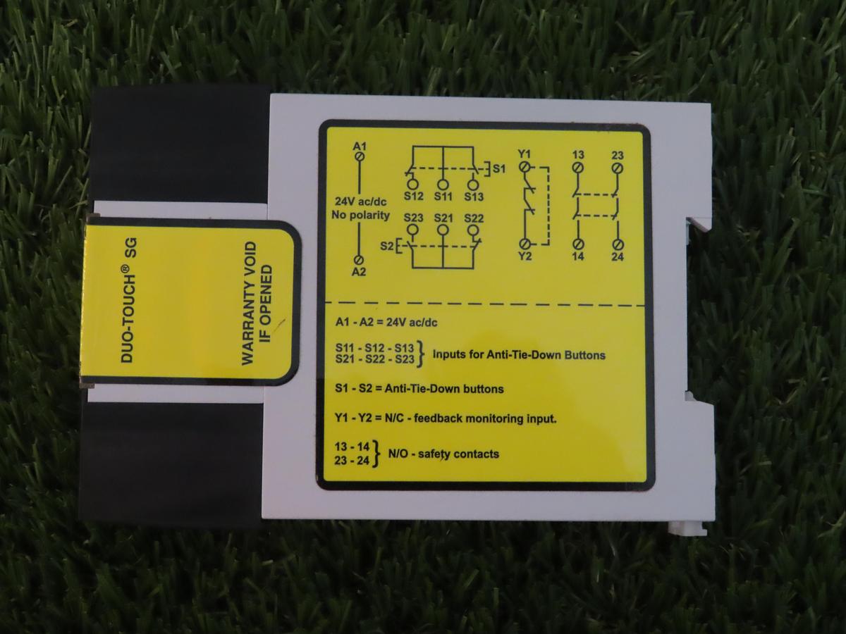 Banner AT-FM-10K / 60698 Duo-Touch Two Hand Control Machine Safety Relay Module