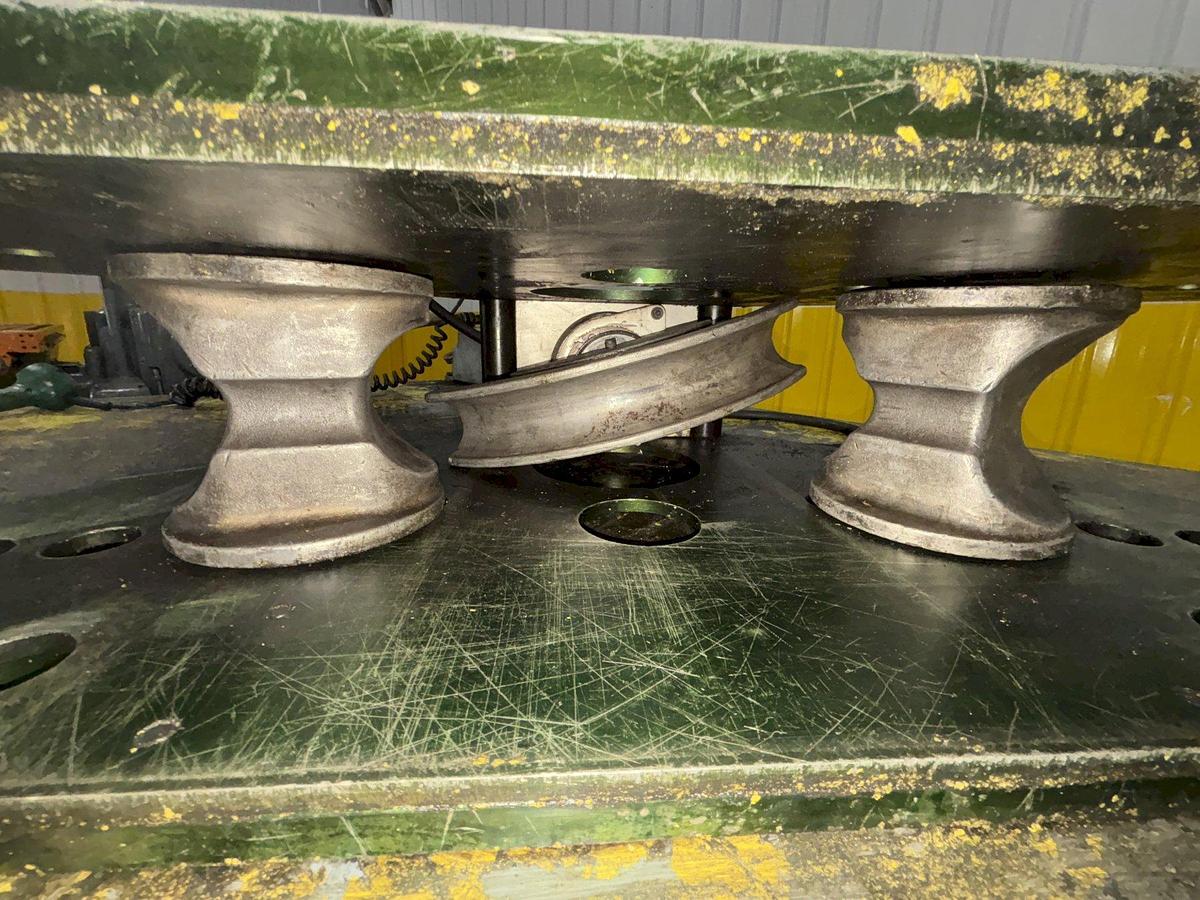 Used GREENLEE HYDRAULIC BENDER W/ TABLE, Model: 1113007420