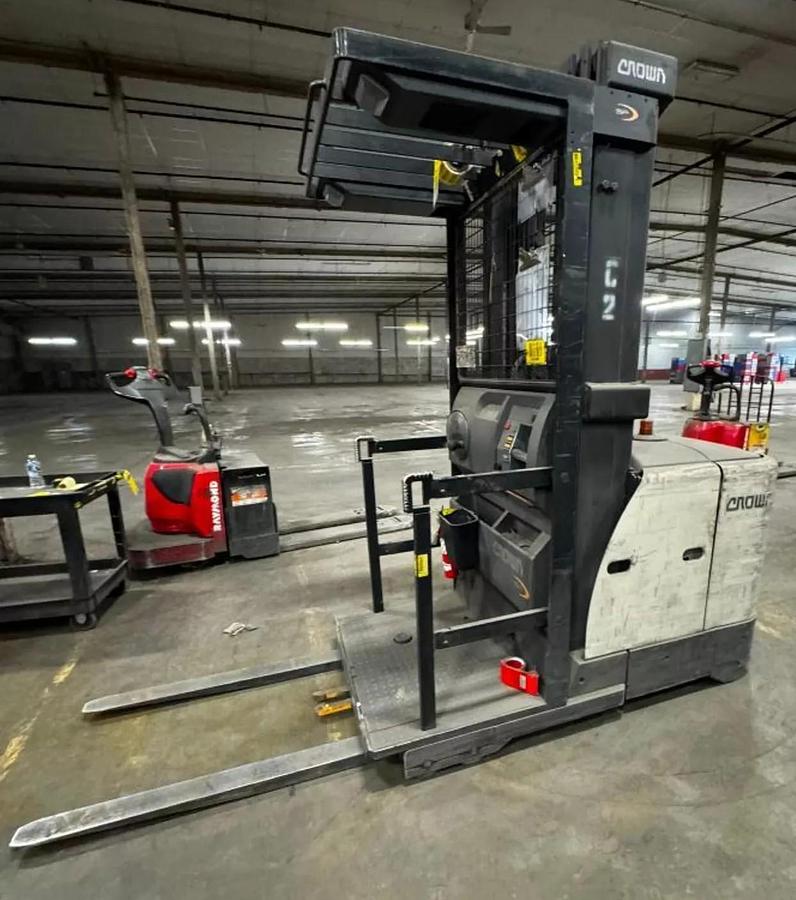 Used 3000 Lb Crown Lift SP 3500 Series Order Picker Electric Type Lift