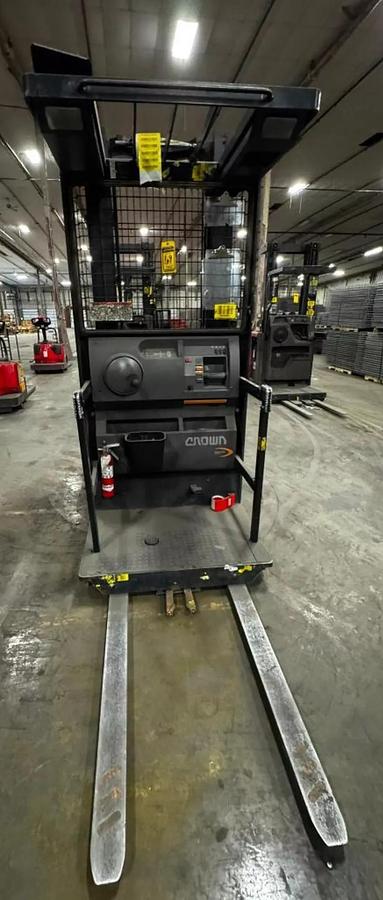 Used 3000 Lb Crown Lift SP 3500 Series Order Picker Electric Type Lift