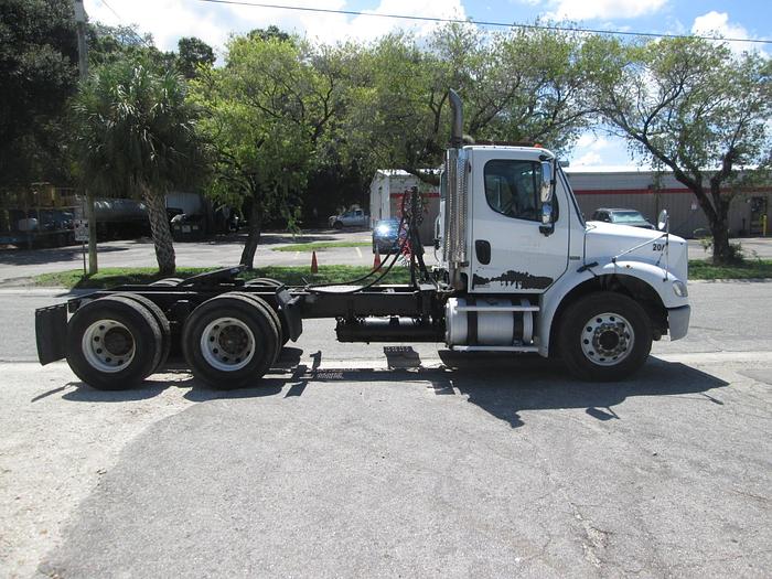 Used 2006 Freightliner Business Class M2 Tandem Axle Semi