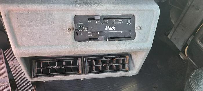 Used 1995 Mack Trucks, Incorporated RD690S