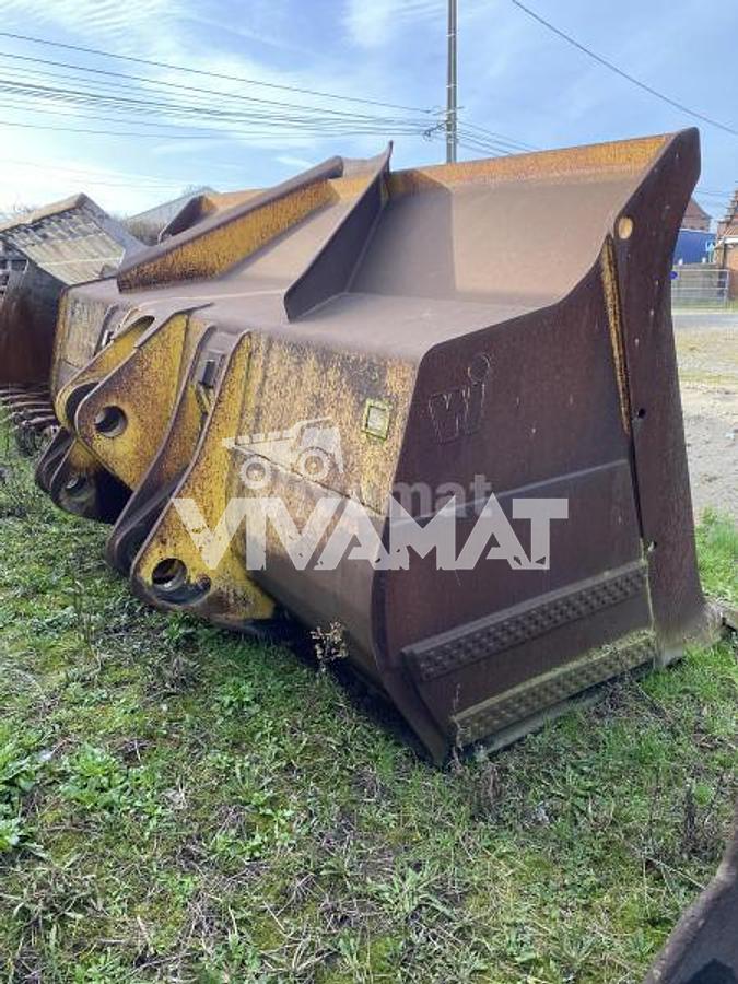 Used Komatsu WA500 3 buckets availaible -