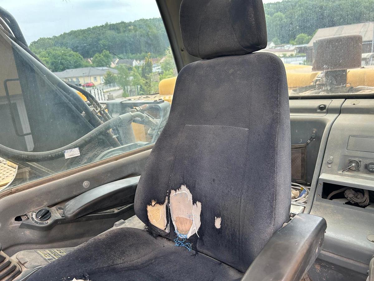 Used 2006 Komatsu ec240B NLC