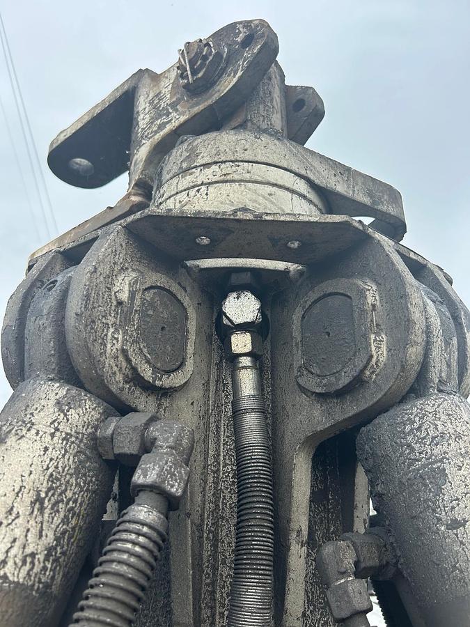 D'occasion Grappin LIEBHERR à 4 griffes demi-fermées de capacité 0.60m3