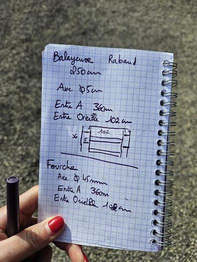 D'occasion Balayeuse RABAUD 72009D Année 2006 largeur 250cm anciennement sur CAT442