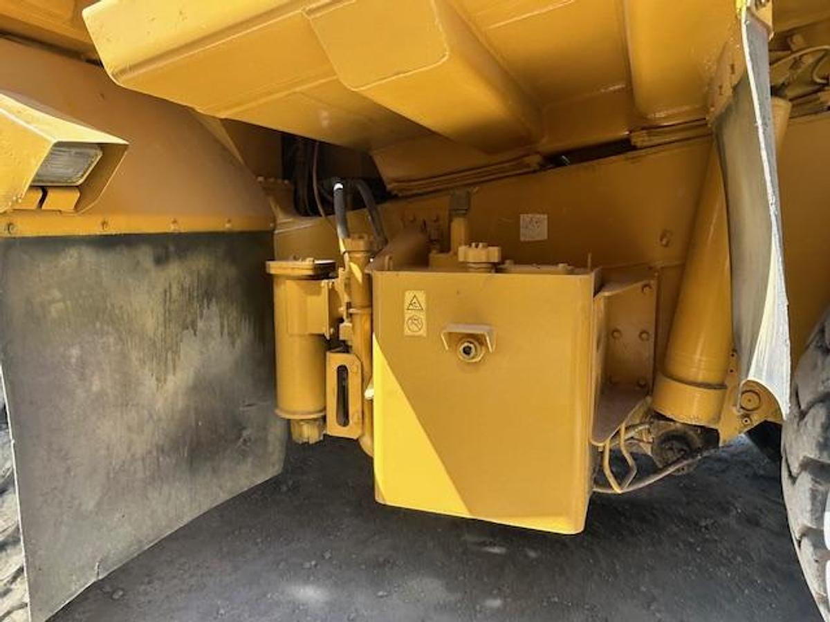 Used 2002 Komatsu HD325-6KE