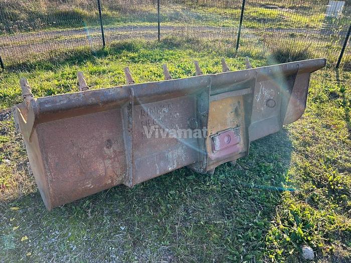 D'occasion Godet frontal Mecalac largeur 250cm Série 14 Entre pinions 25cm