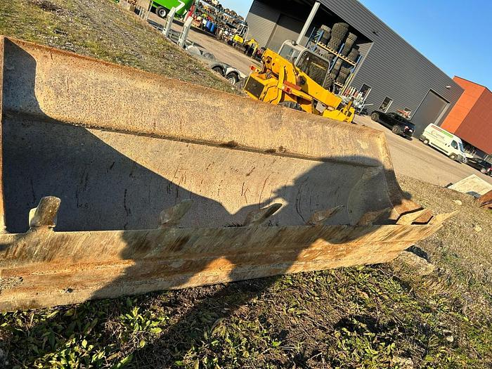 D'occasion Godet frontal Mecalac largeur 250cm Série 14 Entre pinions 25cm