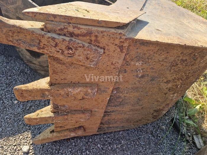 D'occasion Godet de terrassement de largeur 56cm pour TEREX TLB840PS