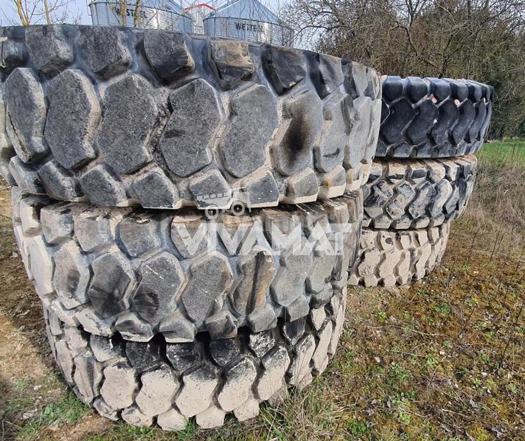 D'occasion 2 jantes TEREX 35 12 trous avec pneus BARKLEY 18.00R25