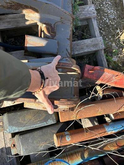 D'occasion Attache rapide hydraulique d'occasion pour chargeuse sur pneus Volvo L120E. Convient aux modèles Volvo L90C, D, E et F, ainsi qu'aux modèles L120C, D, E, F et H.