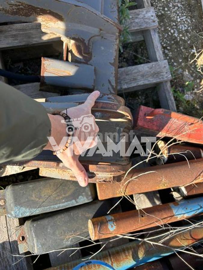 D'occasion Attache rapide hydraulique d'occasion pour chargeuse sur pneus Volvo L120E. Convient aux modèles Volvo L90C, D, E et F, ainsi qu'aux modèles L120C, D, E, F et H.