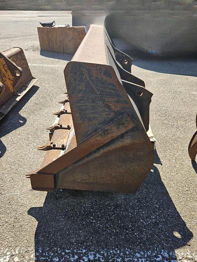 D'occasion Godet de chargeur sur tractopelle CAT 428d montage classique largeur 235cm