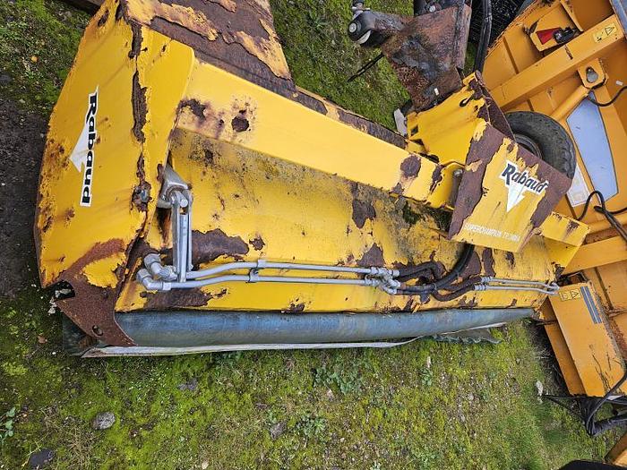 D'occasion Balayeuse RABAUD 72009D Année 2006 largeur 250cm anciennement sur CAT442