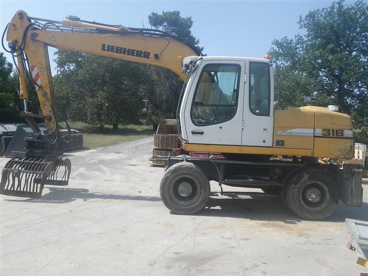 Used Pelle sur pneu Liebherr A316
